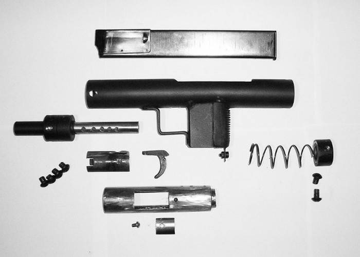 Американец собрал пистолет-пулемет из подручных материалов