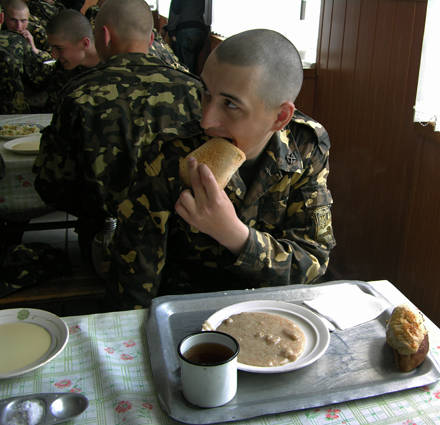 В Генштабе ВСУ возмущены нежеланием украинцев воевать и призывают не жаловаться на недоедание ради Украины