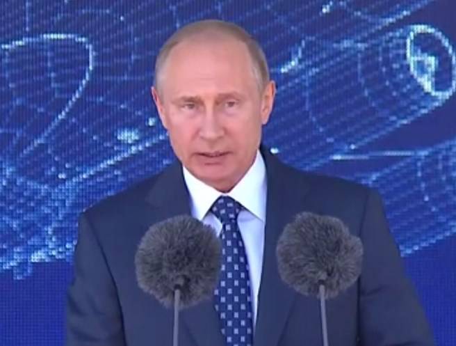 Владимир Путин выступает на открытии МАКС-2015