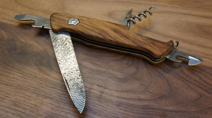 Нож Victorinox RangerWood Damast LE из дамасской стали