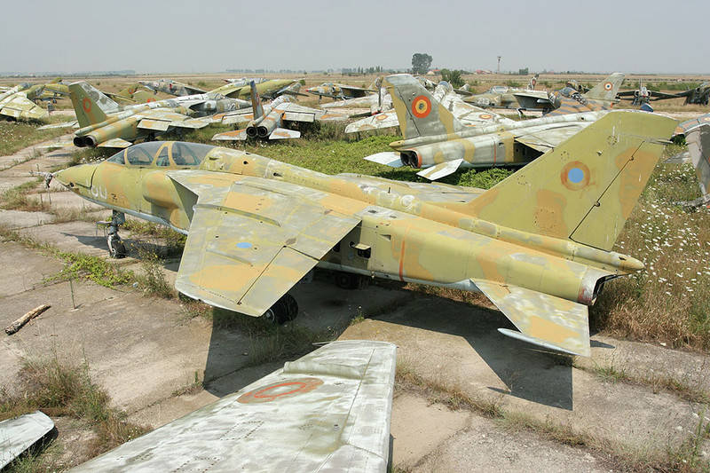 Списанные истребители-бомбардировщики IAR 93 на авиабазе румынских ВВС