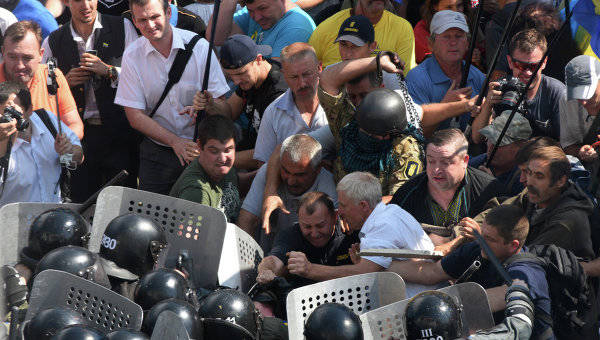 В столкновениях у Верховной Рады ранены 112 военнослужащих Нацгвардии и милиционеров