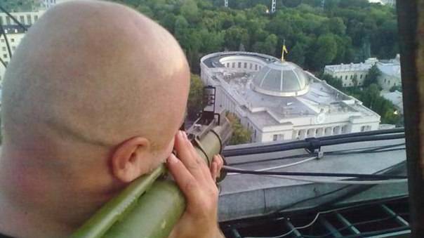 Оперативные службы Киева подняты по тревоге в связи с фото гранатометчика на фоне Верховной Рады