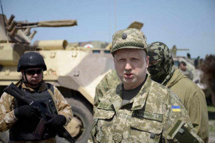 Турчинов заявил о возможном введении военного положения и готовности «контратаковать Россию»