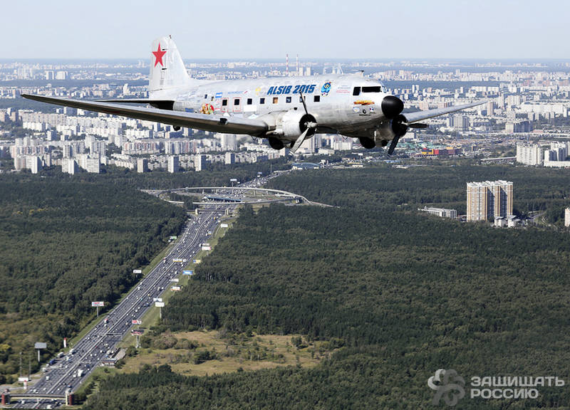 Американские самолеты пронеслись над Москвой: фоторепортаж Американские самолеты пронеслись над Москвой: фоторепортаж