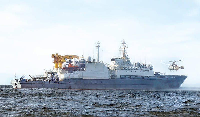 Новейшее спасательное судно ВМФ России «Игорь Белоусов» успешно произвело первое погружение водолазного колокола на глубину 450 метров в Атлантике