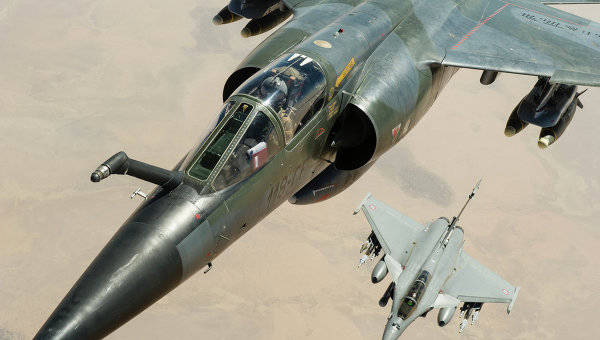ВВС Франции впервые нанесли авиаудары по позициям ИГ в Сирии