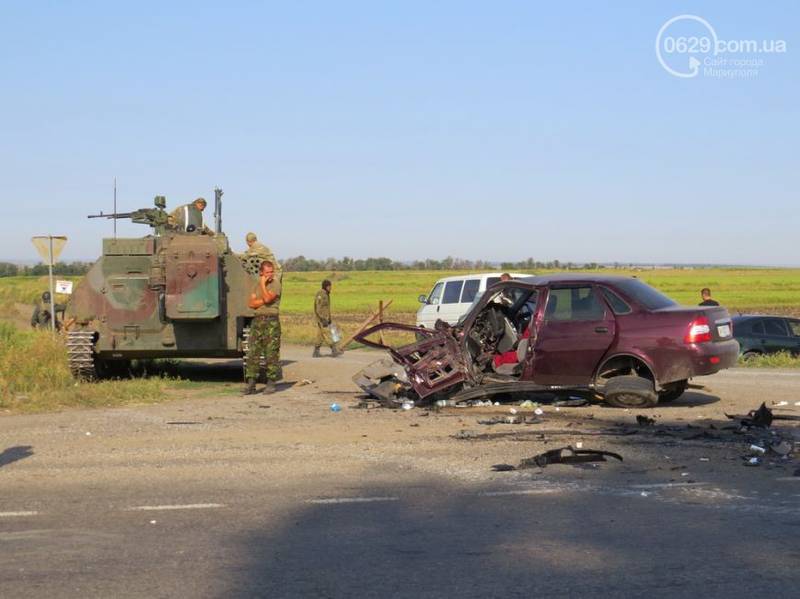МТ-ЛБ украинской армии столкнулся с легковушкой на трассе Донецк – Мариуполь