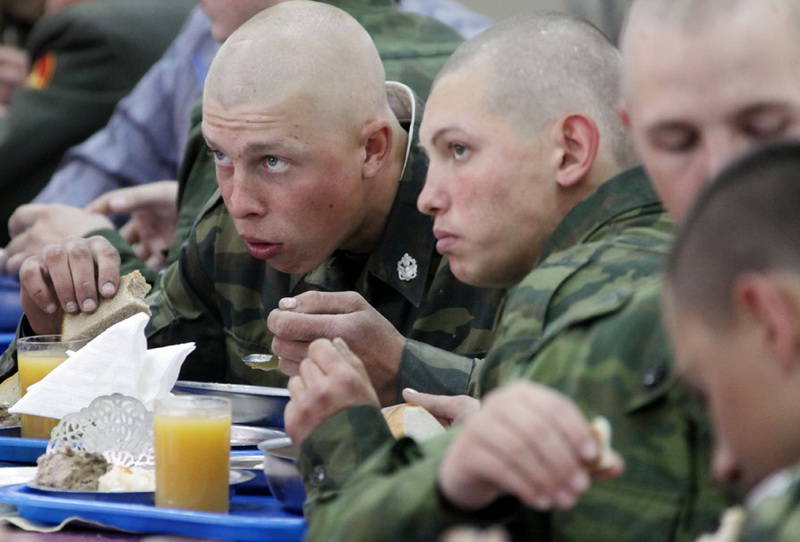 В условиях кризиса российская армия будет экономить на еде, воде и жилье для военнослужащих