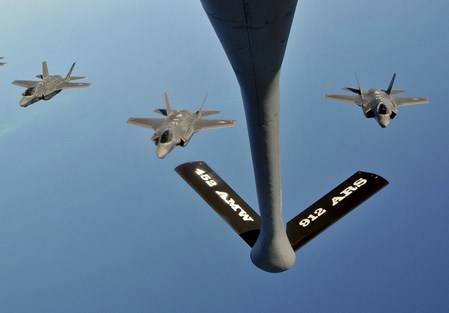 F-22 и F-15: истребители США меняют тактику