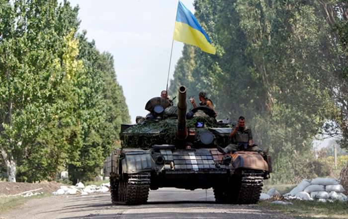 Ополченцы ДНР эвакуировали оставленный ВСУ на линии фронта танк с американским оборудованием