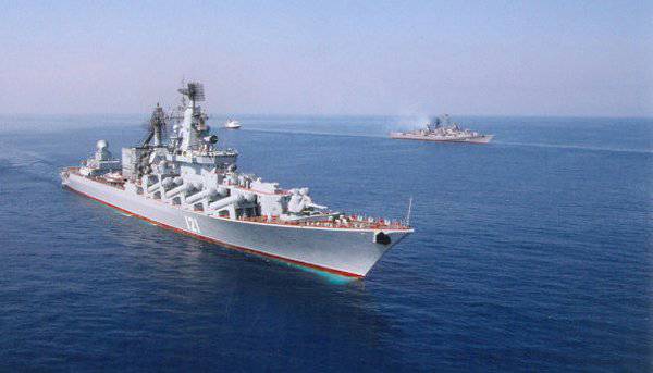 Крейсер "Москва" прошел пролив Босфор и движется в Сирию