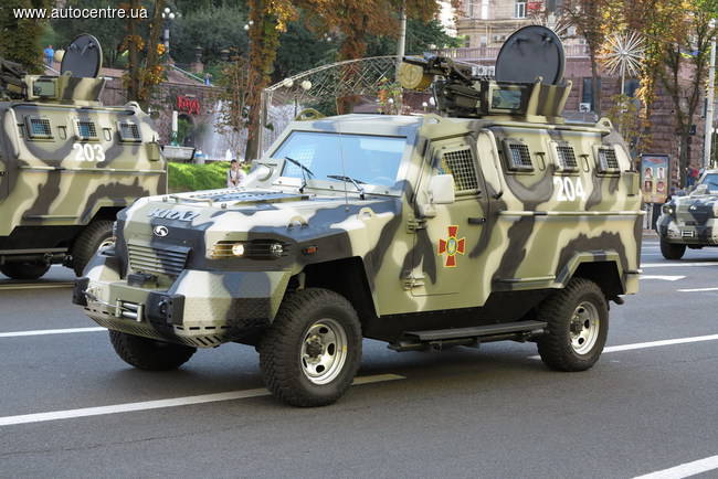 На улицах Киева появились бронемашины «Кугуар»