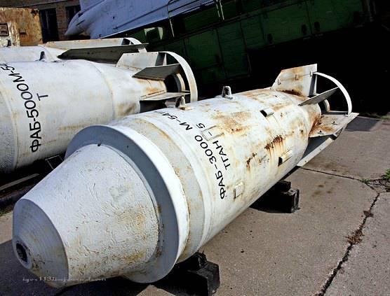 Боевиков ИГ уничтожают 500-килограммовыми фугасными бомбами