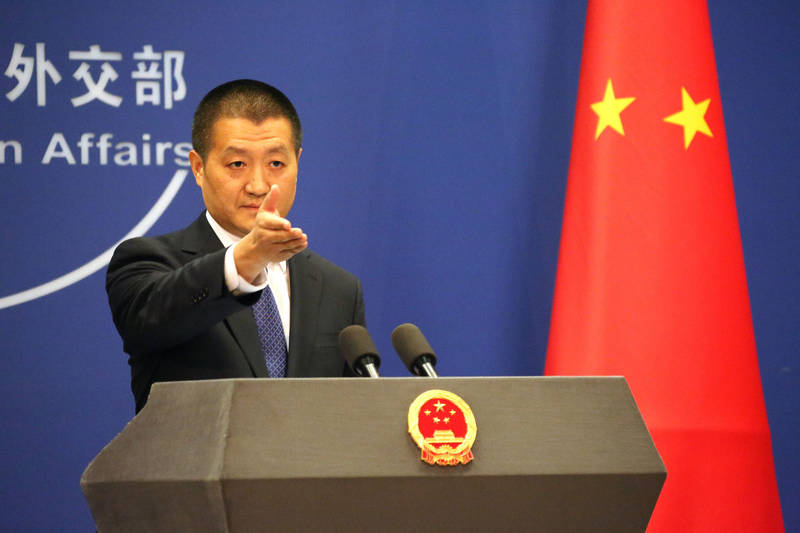 Лу Кан: Присутствие американского эсминца в Южно-Китайском море нарушает суверенитет Китая