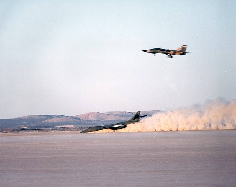 Нештатная посадка американского стратегического бомбардировщика В-1В Lancer
