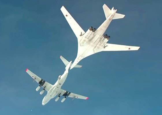 Дозаправка стратегического ракетоносца Ту-160 над акваторией Каспийского моря