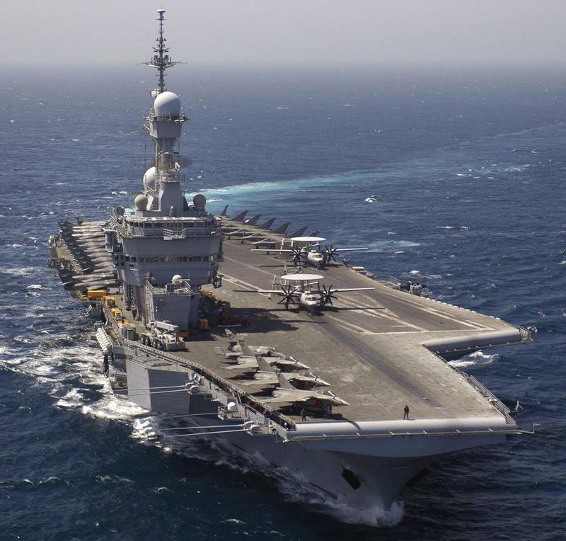Франция направляет авианосец "Шарль де Голль" для участия в операции против ИГ