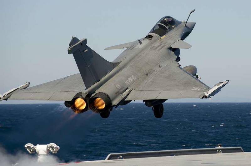 Французская палубная авиация нанесла первые удары по позициям ИГИЛ в Сирии