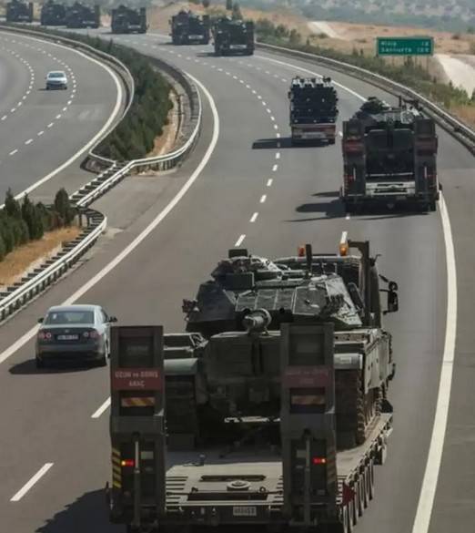 Турки перебросили к сирийской границе более 1000 единиц бронетехники