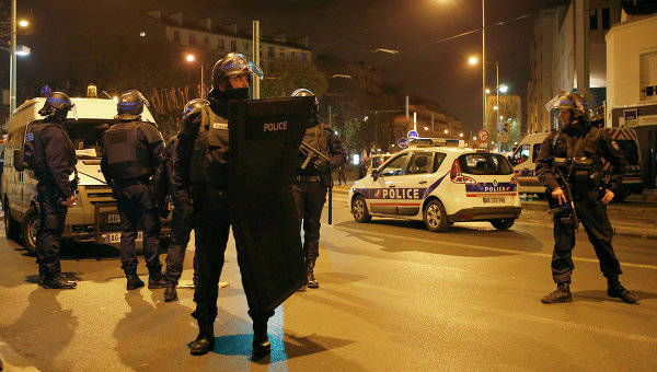 Франс Пресс: Смертница подорвала себя во время спецоперации полиции в Сент-Дени