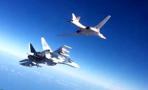 Су-30СМ сопровождает ракетоносцев Ту-160 в ходе боевого вылета с крылатыми ракетами