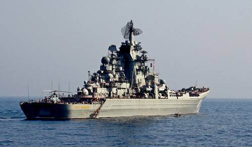 Крейсер «Москва» с моря прикрывает базу в САР, где базируется авиация