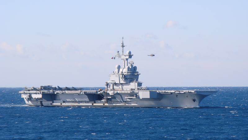 Направляющийся к Сирии авианосец "Шарль де Голль" установил связь с ВМФ РФ