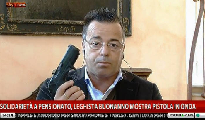 Мэр итальянского городка предложил своим горожанам финансовую помощь для покупки оружия