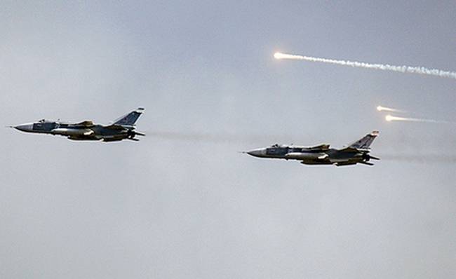 Су-24 ВКС России нанес удар по опорному пункту ИГ в провинции Хомс