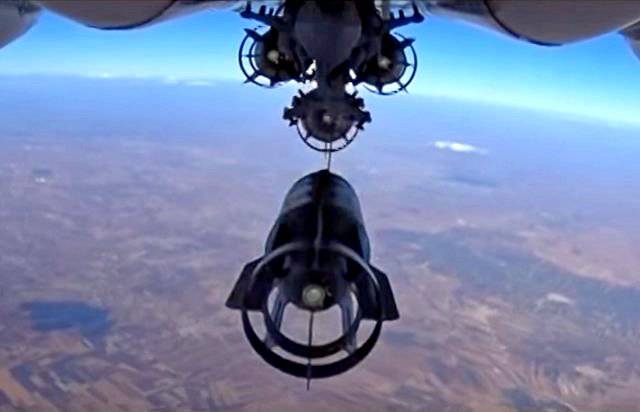 Российский Су-34 сбросил БЕТАБ-500 на склад боеприпасов ИГ в провинции Дараа