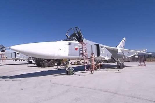 Бомбардировщик Су-24 проходит проверку перед боевым вылетом