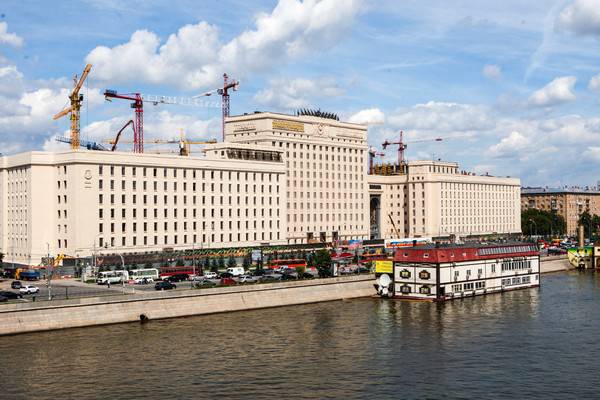 Здание Минобороны горит в центре Москвы
