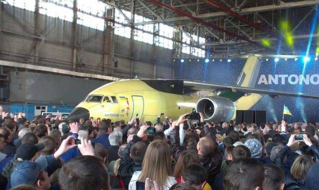 Новый украинский самолет Ан-178 представлен на выставке в ОАЭ Новый украинский самолет Ан-178 представлен на выставке в ОАЭ