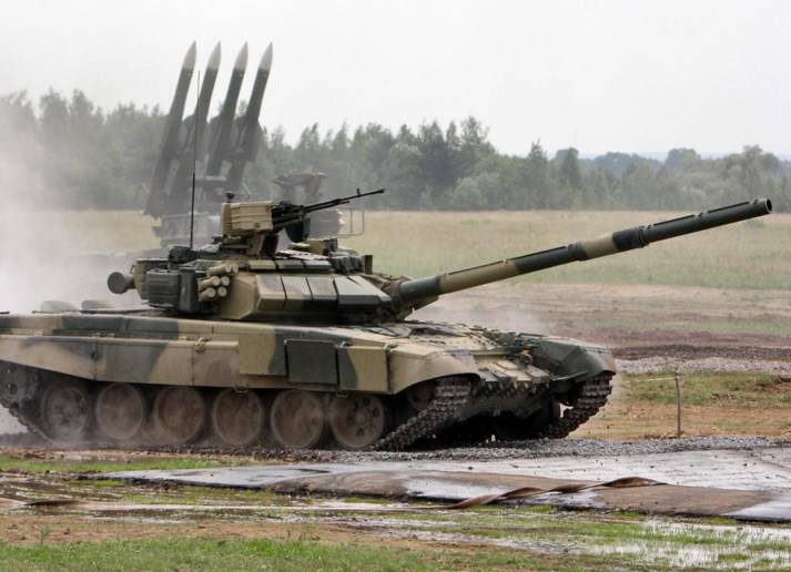 Кадры экстремального вождения танков на полигоне в Чечне