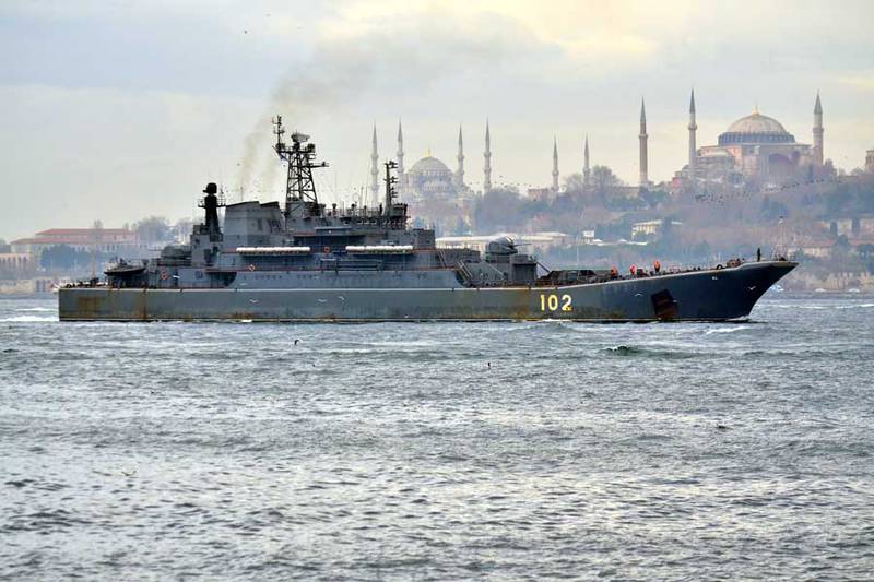 ВМС Турции сопроводили российский БДК через Босфор