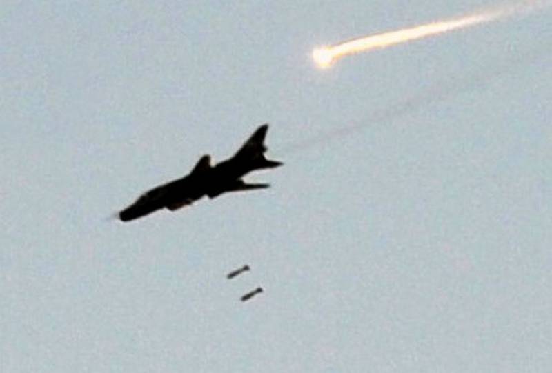 Сирийские ВВС уничтожили колонну грузовиков, идущую из Турции