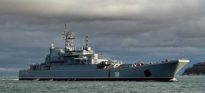 Российский десантный корабль прошел через пролив Дарданеллы