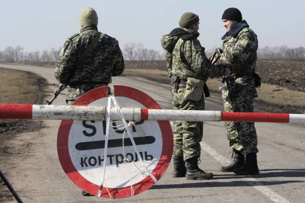 Украинские пограничники массово бегут в Россию