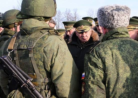 Штатная численность военнослужащих в ВС РФ составляет примерно 980 тысяч человек.