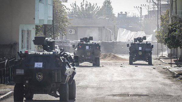 Турция ввела бронетехнику и спецназ в населенный пункт Силопи провинции Ширнак