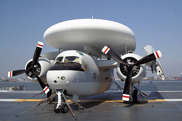 Первый американский палубный самолет дальнего радиолокационного обнаружения E-1 «Tracer»