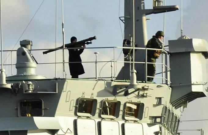 Российский десантный корабль прошел проливы в Турции, грозя ПЗРК