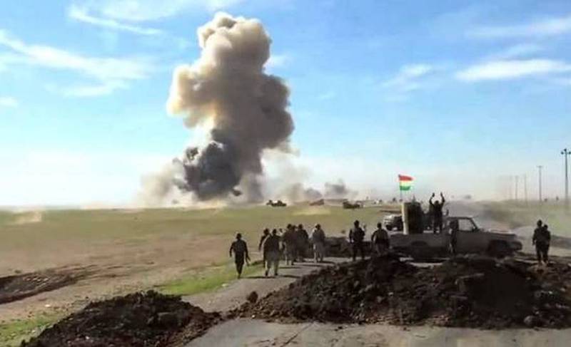 Курды еле успели взорвать мчащийся на них автомобиль смертника ИГИЛ
