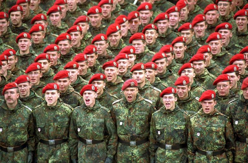 В немецком обществе опять растет склонность к милитаризму