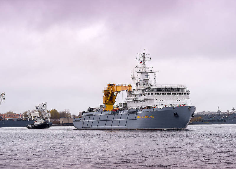 Ракетовоз «Академик Ковалев» начал переход на базу Северного флота