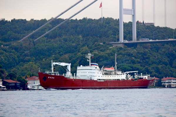 Корабль ВМФ РФ "Яуза" прошел через Босфор с поднятым турецким флагом