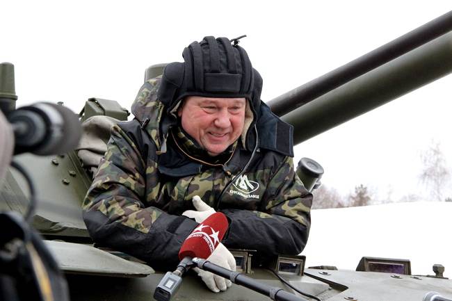 Командующий ВДВ Шаманов лично опробовал новейшей БМД-4М