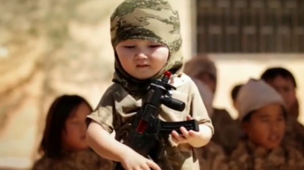 Боевики ИГИЛ начиняют головы мальчиков "взрывчаткой"