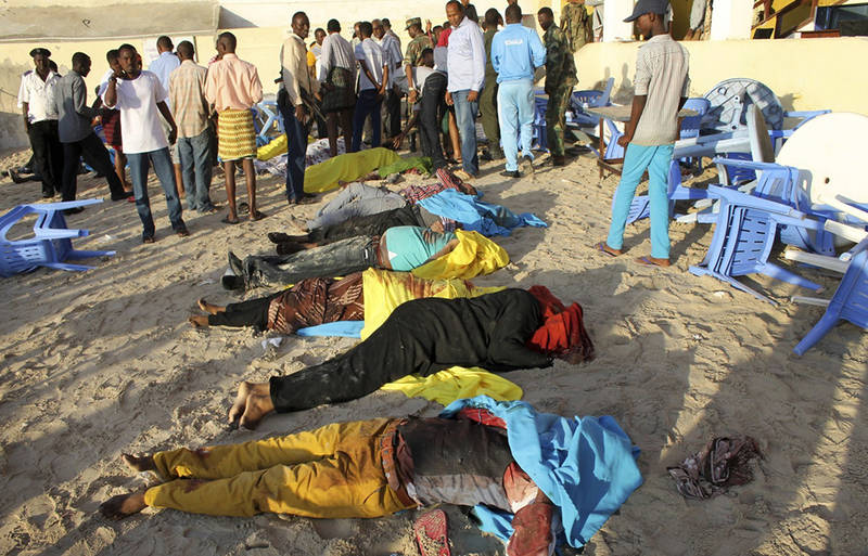 Боевики "Аш-Шабаб" убили свыше 20 человек у пляжного ресторана в Сомали